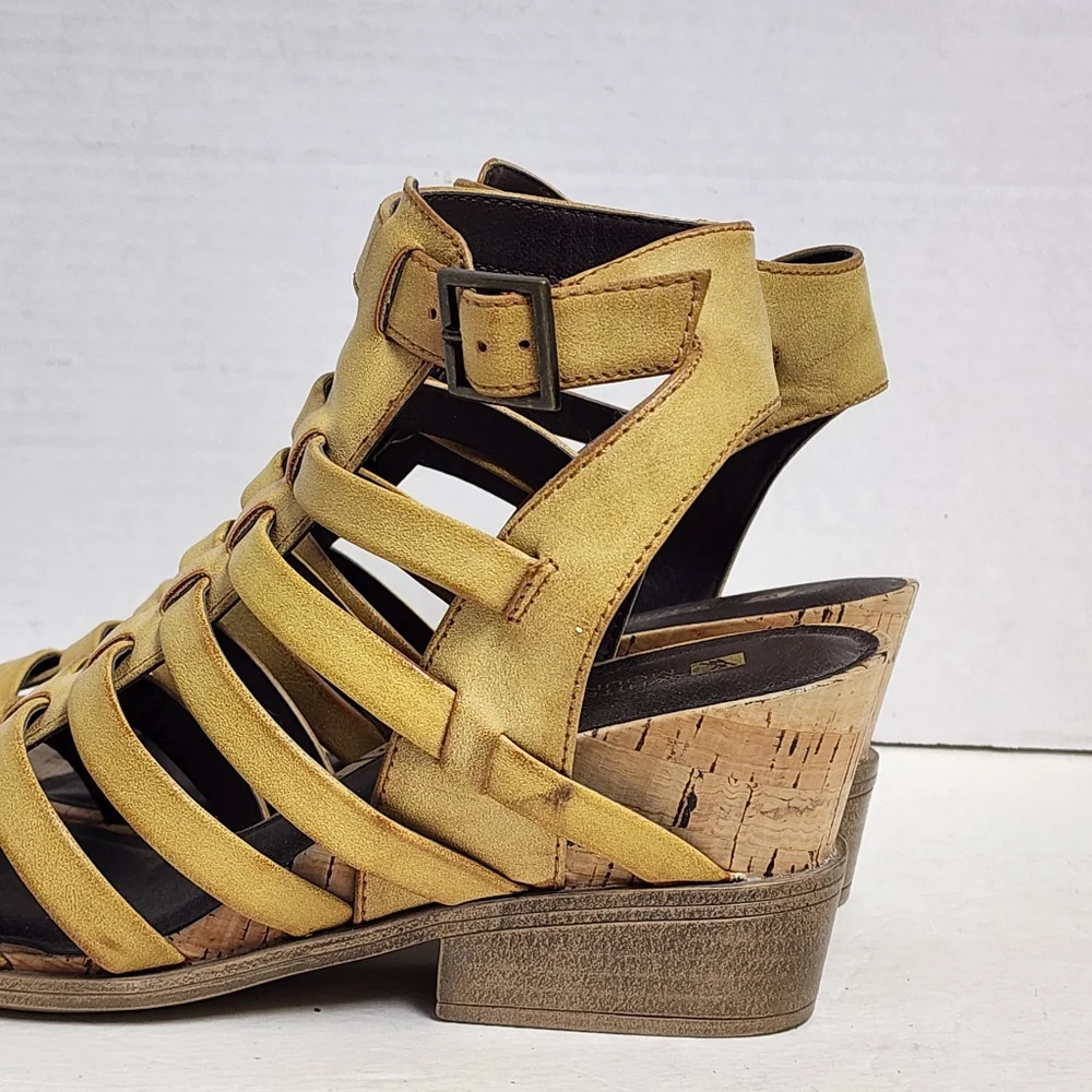 White mountain strappy wedge heel sandals 9.5‎ muted mustard